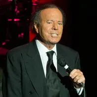 Escándalo de Julio Iglesias: de qué lo acusan sus exempleadas y él qué dijo