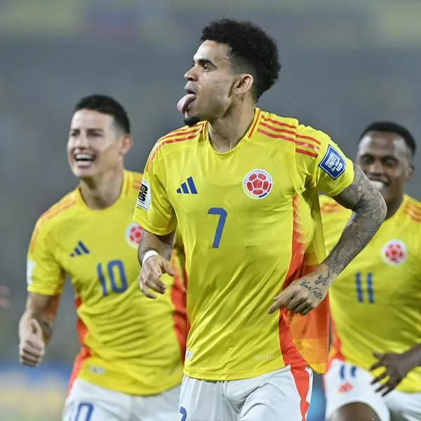 Foto de Luis Díaz con James Rodríguez, en nota de cuál sería sede de Selección Colombia para Mundial 2026, según plan de Lorenzo