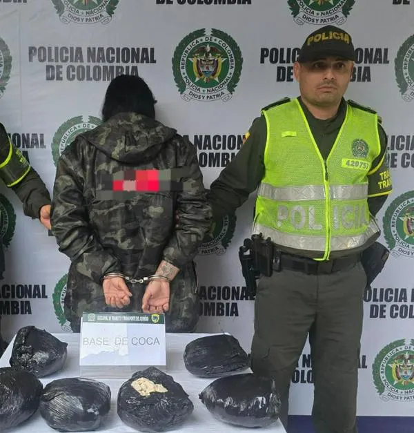 Ella llevaba 6 kilos de cocaína por vía del Eje Cafetero, escondidos en una maleta