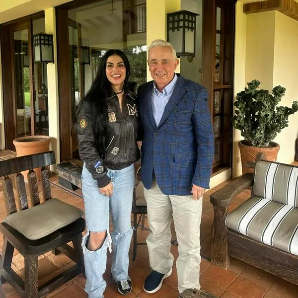 Gestos de Jessica Cediel a Álvaro Uribe en discurso de Paloma Valencia 