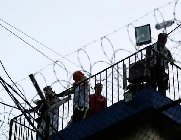 Guatemala intenta retomar el control de tres prisiones tras motines y toma de al menos 46 rehenes