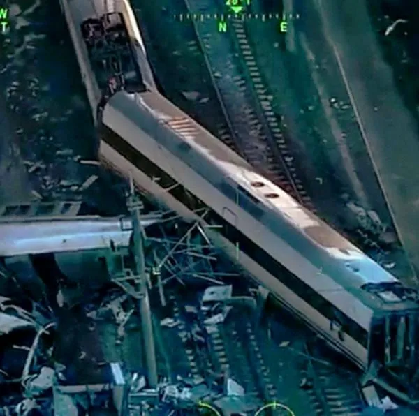 Videos muestran gravedad del accidente de trenes en España; uno se descarriló y hay 39 muertos. Las autoridades siguen rescatando más pasajeros. 
