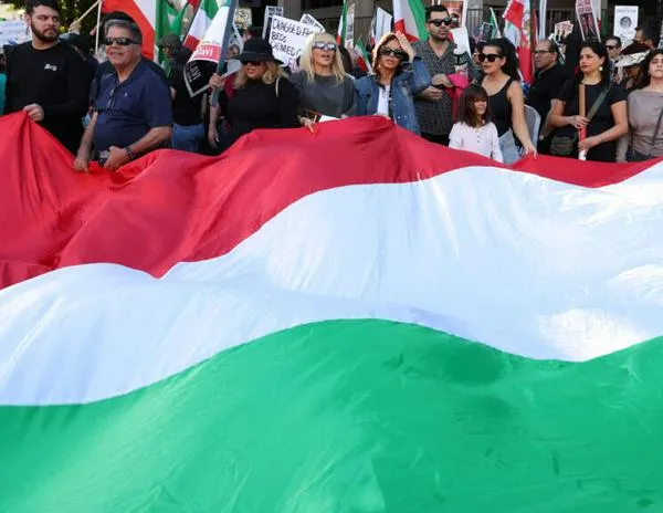 Autoridades iraníes sopesan levantar el bloqueo a internet; reportan hackeo a la televisión estatal