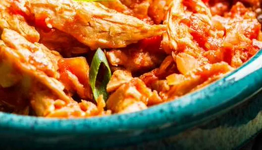 Aquí están los ingredientes y el paso a paso para hacer un sabroso pollo desmechado