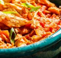 Aquí están los ingredientes y el paso a paso para hacer un sabroso pollo desmechado