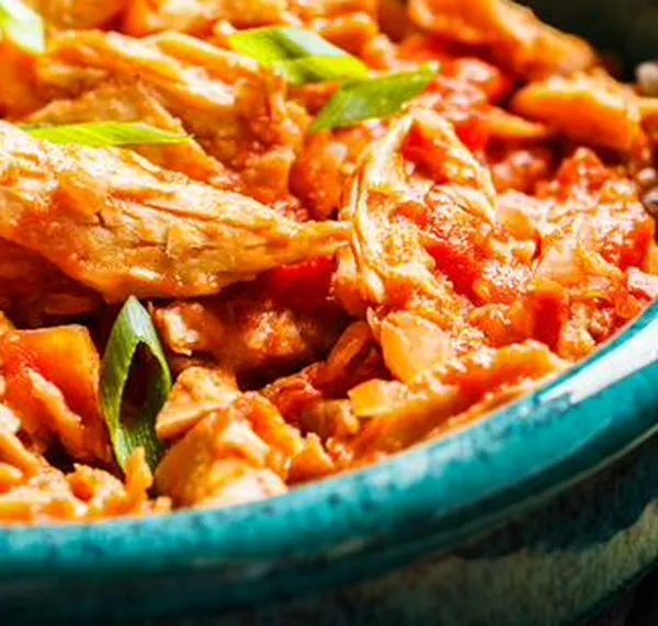 Aquí están los ingredientes y el paso a paso para hacer un sabroso pollo desmechado