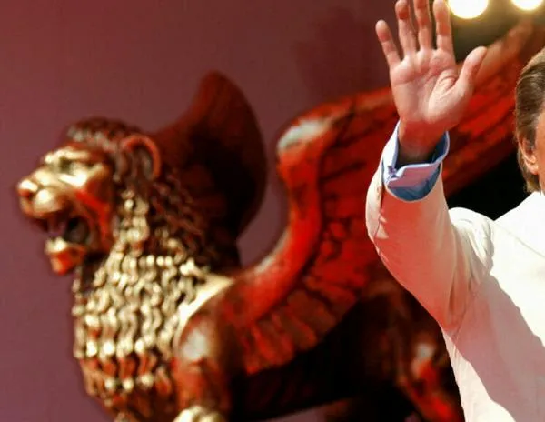 Muere a los 93 años Valentino, ícono de la moda italiana