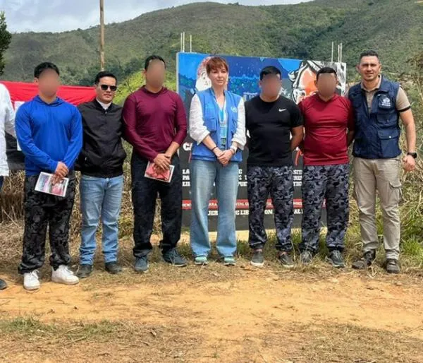 La guerrilla del Eln deja en libertad a cinco policías colombianos secuestrados