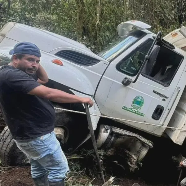 Camión de la alcaldía de Génova se hundió por colapso de banca en vía terciaria