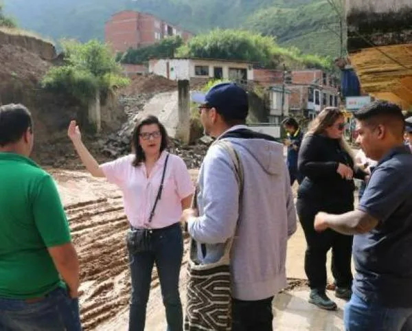 Podas afectan redes eléctricas, gestión por derrumbe en barrios, cancha sintética, piden equipos en salud