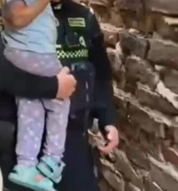 Dos niñas emberá abandonadas fueron rescatadas cuando pedían comida a través de una reja