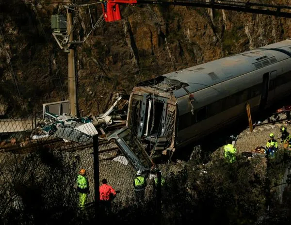 Sube a 42 cifra de muertos tras accidente ferroviario en España; una junta desgastada, en el centro de la investigación