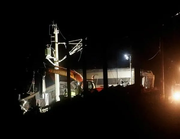 Un muerto, cuatro heridos graves y otros 33 afectados por accidente de tren en Barcelona