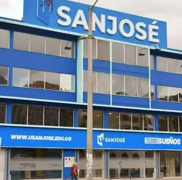 Quién es el funcionario del Gobierno que obtuvo 4 títulos el mismo día de la Fundación San José. Dice que entró por méritos. 