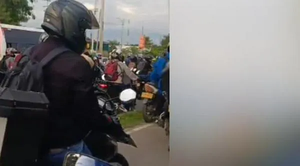 Comunidad bloquea vía Candelaria - Cali por alza en tarifas de transporte