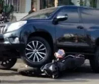 Grave accidente en Bogotá: camioneta acabó encima de motocicleta