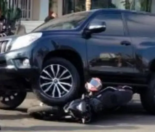 Grave accidente en Bogotá: camioneta acabó encima de motocicleta