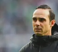 Fue entrenador, salvó a su equipo del descenso y ahora trabaja en famosa cadena de comida rápida