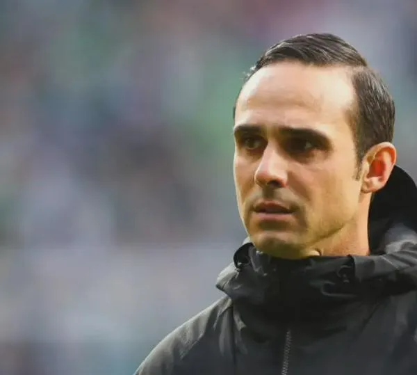 Fue entrenador, salvó a su equipo del descenso y ahora trabaja en famosa cadena de comida rápida