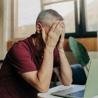 Foto de persona preocupada, en nota de qué profesión muy popular en Colombia está en riesgo por inestabilidad y salario