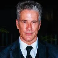 Actor venezolano Fernando Carrillo le regala juguete de Nicolás Maduro a su hijo