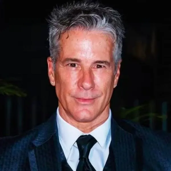 Actor venezolano Fernando Carrillo le regala juguete de Nicolás Maduro a su hijo