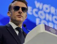 Los lentes de sol de Emmanuel Macron en Davos causan sensación e impulsan las ventas de su fabricante