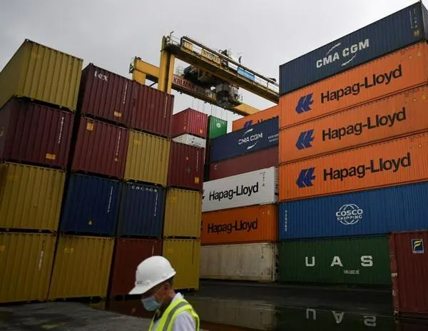 Colombia impone arancel recíproco del 30% a 20 productos de Ecuador y suspende venta de energía