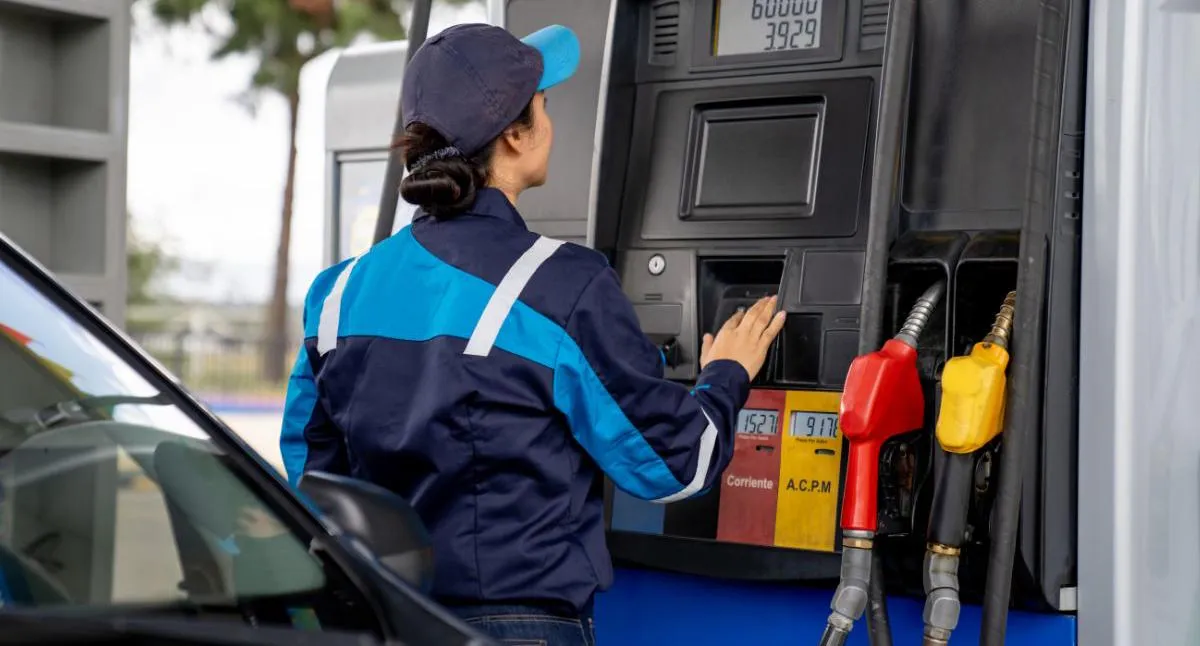 Gobierno confirma fecha en la que gasolina en Colombia bajará de precio: conductores, celebran