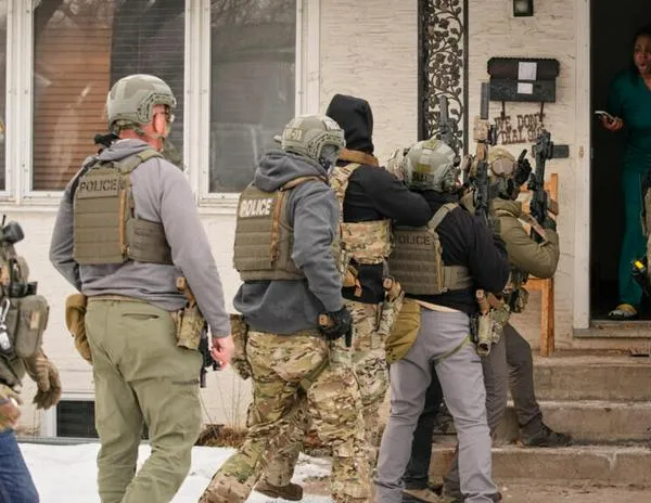 ICE autoriza a sus agentes el ingreso a domicilios por la fuerza y sin orden judicial