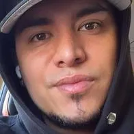 Hijo de Yeison Jiménez protagoniza emotiva despedida al besar cuadro de su papá