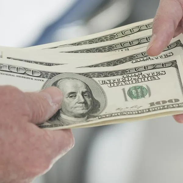 Dólar bajó y alcanzó precio que no se veía desde la pandemia: podría caer más