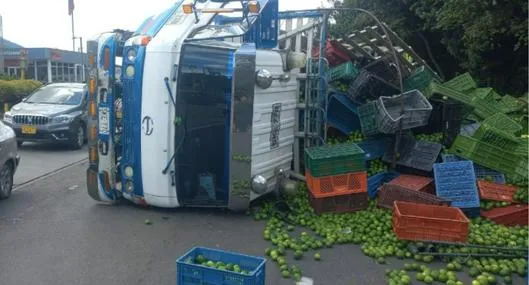 Camión se volcó en Autopista Norte (Bogotá) y dejó la carretera llena de frutas