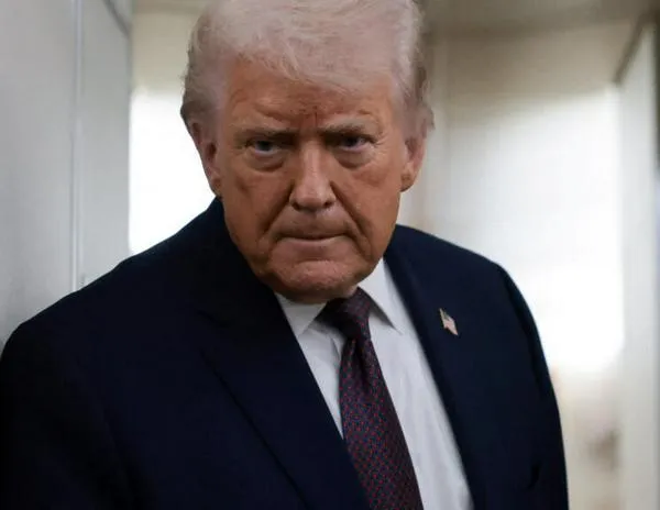 Trump afirma que una “armada” de EE. UU. navega hacia Irán, golpeada por nuevas sanciones