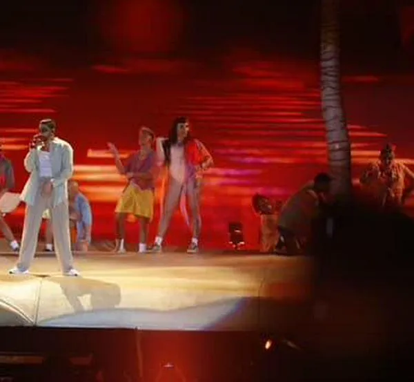 Tremenda suerte: joven recibió boleta VIP para ver a Bad Bunny mientras le hacía fila a su tía para el concierto 