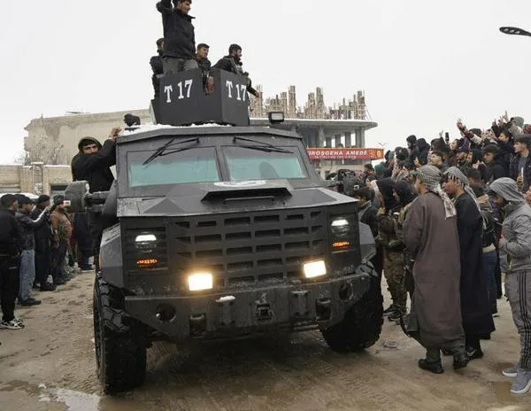 Siria abre un corredor humanitario hacia la ciudad kurda de Kobane tras la prórroga del alto el fuego