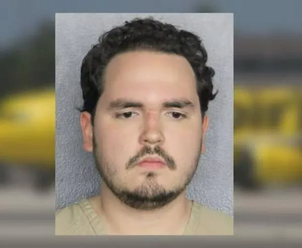 Estados Unidos: colombiano destrozó baño del avión en el que iba a ser deportado