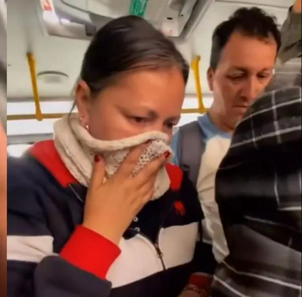 Influencer usa spray para dejar apestando buses de Transmilenio en Bogotá 