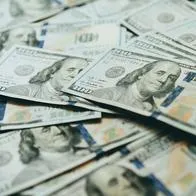 Dólar empezó con raro comportamiento y explicaron motivos; el oro tiene que ver