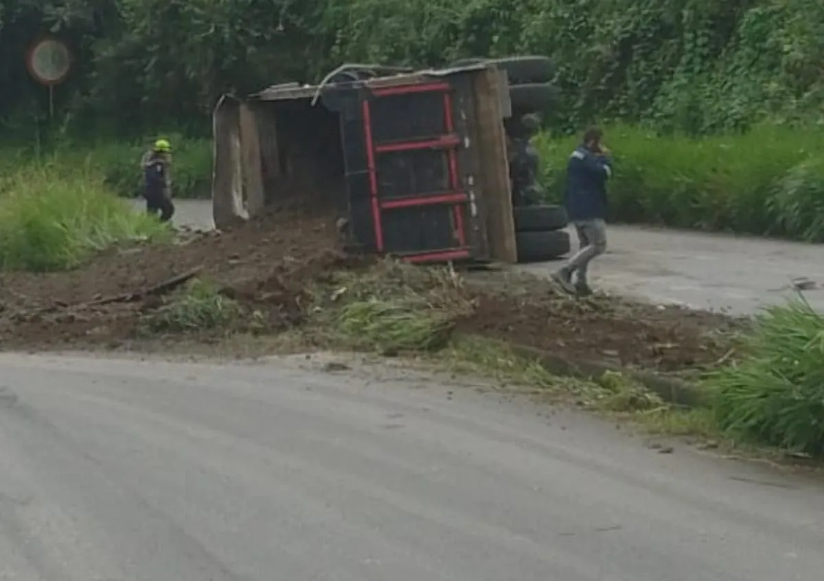 Una volqueta se accidentó en vía del Centrosur de Caldas