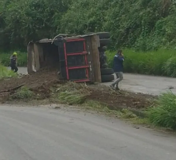Una volqueta se accidentó en vía del Centrosur de Caldas