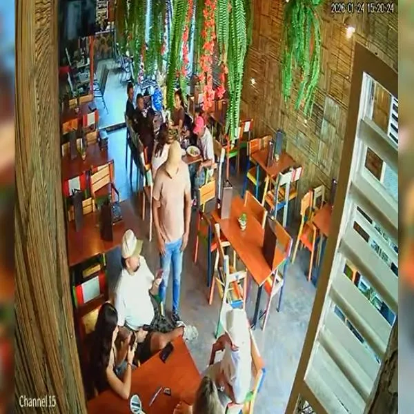 Momento en el que un hombre discute dentro de un restaurante de El Peñón (Cali), antes de ser asesinado a tiros