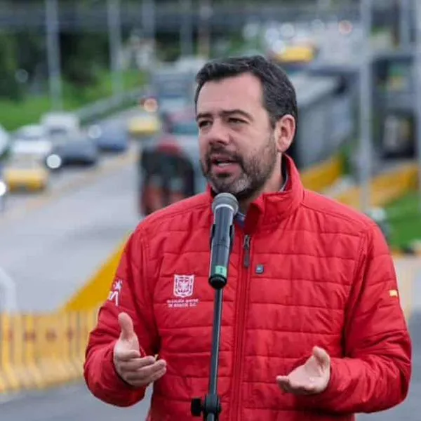 Alcalde Carlos Fernando Galán responde si carros híbridos tendrán pico y placa en Bogotá