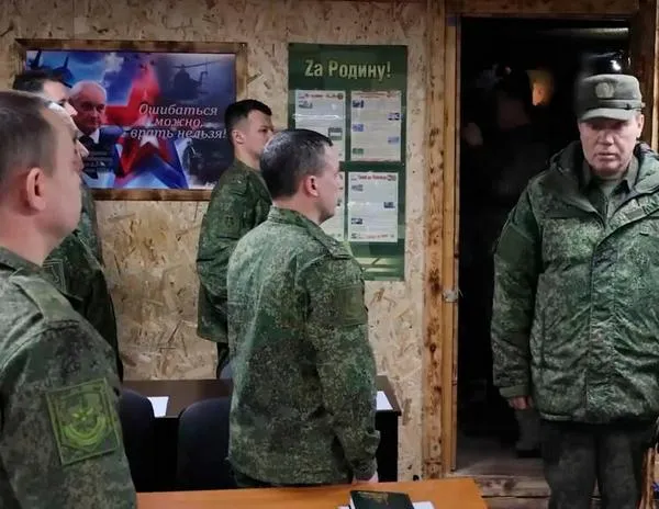 El máximo responsable militar ruso visita a tropas en el este de Ucrania