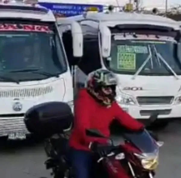 Caos en la calle 13 (Bogotá) por bloqueo de buseteros: protestan por constantes robos en la vía a Funza, Madrid y Mosquera. 