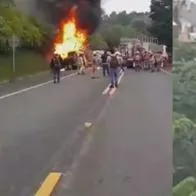 Trágico accidente en vía Cali-Popayán: bus chocó contra tractomula y hay por lo menos 3 muertos. 