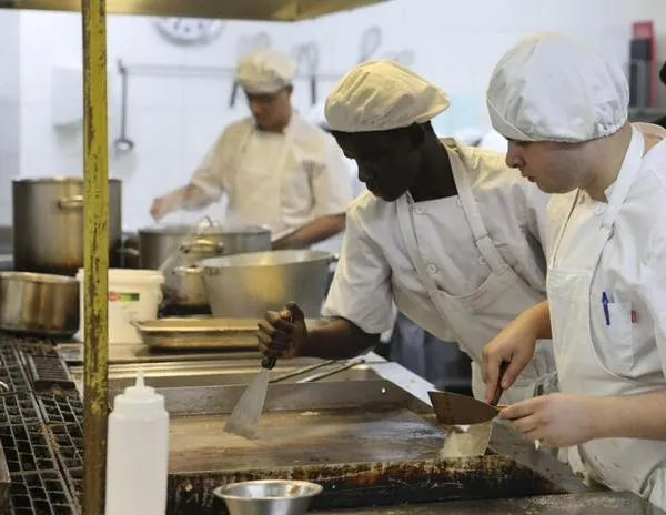 El Gobierno de España aprueba la regularización de más de 500.000 inmigrantes indocumentados