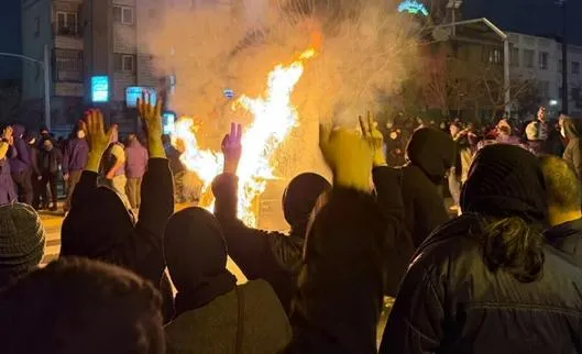 ONG confirma más de 6.000 muertes tras protestas en Irán, mientras llegan portaaviones de EE. UU. a la región