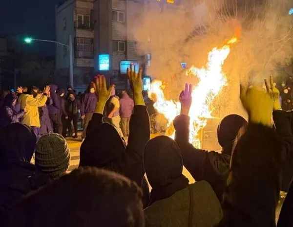 ONG confirma más de 6.000 muertes tras protestas en Irán, mientras llegan portaaviones de EE. UU. a la región