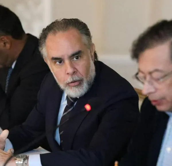 Benedetti dijo si dejará de ser ministro del Interior para unirse a Iván Cepeda